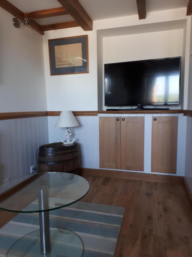 Hirel Rose By The Sea - Beach Front Sea Views מראה חיצוני תמונה